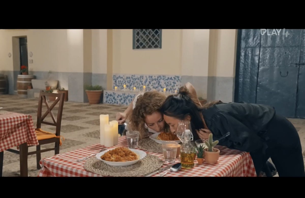 JLoeys's tweet photo. #DeMol 
Wanneer je op dieet bent en er is lekker verboden eten in de buurt: https://t.co/kadBQAzveh