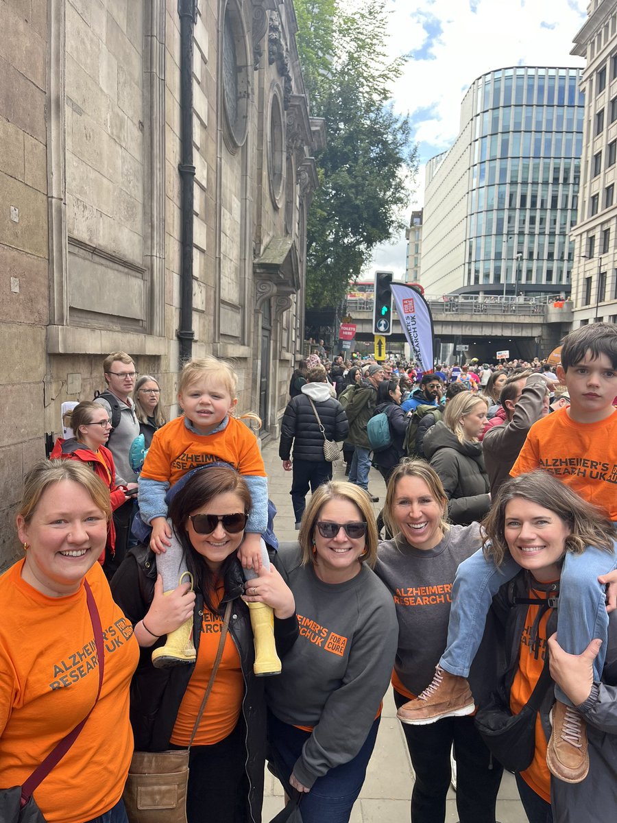 What an incredible day cheering on our 400 @AlzResearchUK runners at todays @LondonMarathon with Scott @SelinaWray @HilaryAlzUK @_julsy_ @FionaDucotterd Super proud of #TeamARUK 👏🏻🧡 #ForACure