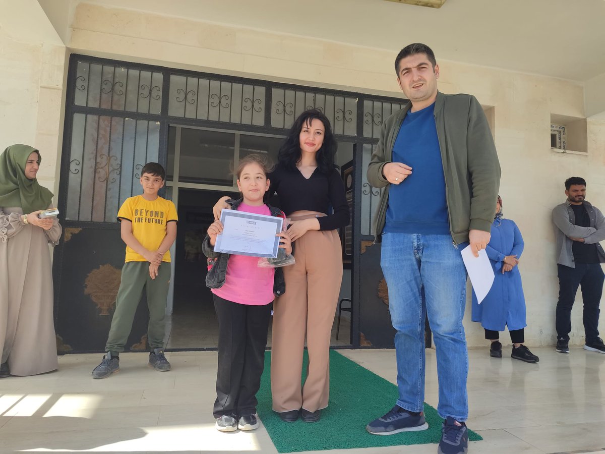 Ikizbaglar56's tweet photo. Milli Eğitim Bakanlığı ve Türkiye Yeşilay Cemiyeti iş birliği ile yapılan “Sağlıklı Nesil Sağlıklı Gelecek Yarışması” ilkokul ve ortaokul kategorilerinde Siirt İl 1. si ve https://t.co/5Fkn9lkwij olan öğrencilerimizin ’in ödülleri yapılan törenle  takdim edildi. 😊👏 @1920yesilay https://t.co/WE7VfL5Wi9
