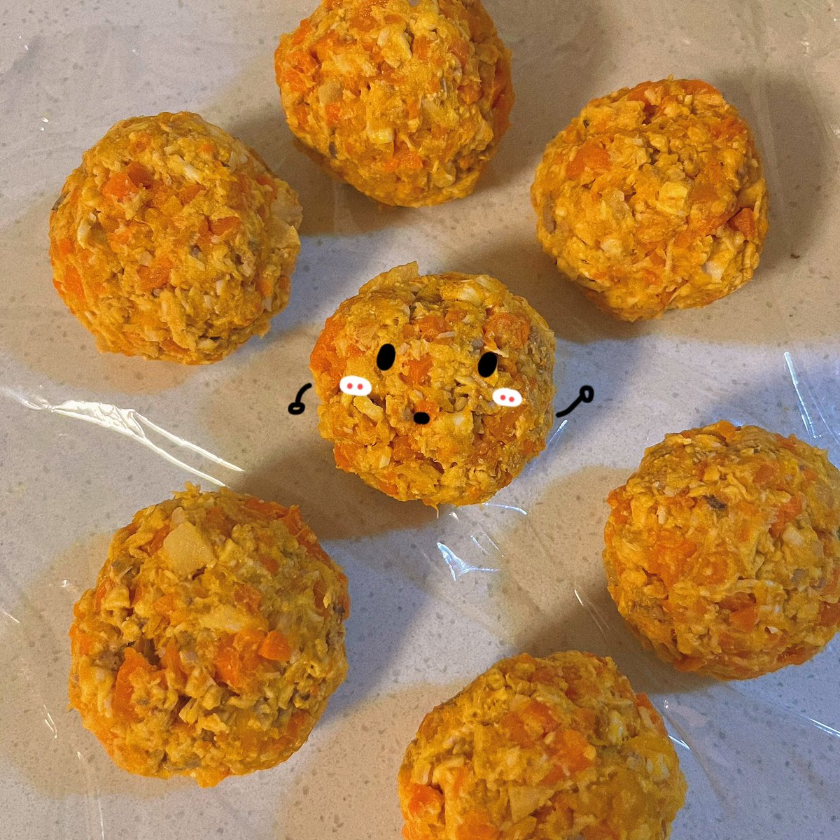 slllyyy8's tweet photo. 做狗饭做到大半夜  腰酸背痛  打包了30多个丸子  小狗可以吃半个月啦嘿嘿 https://t.co/BlnojlL7Nm