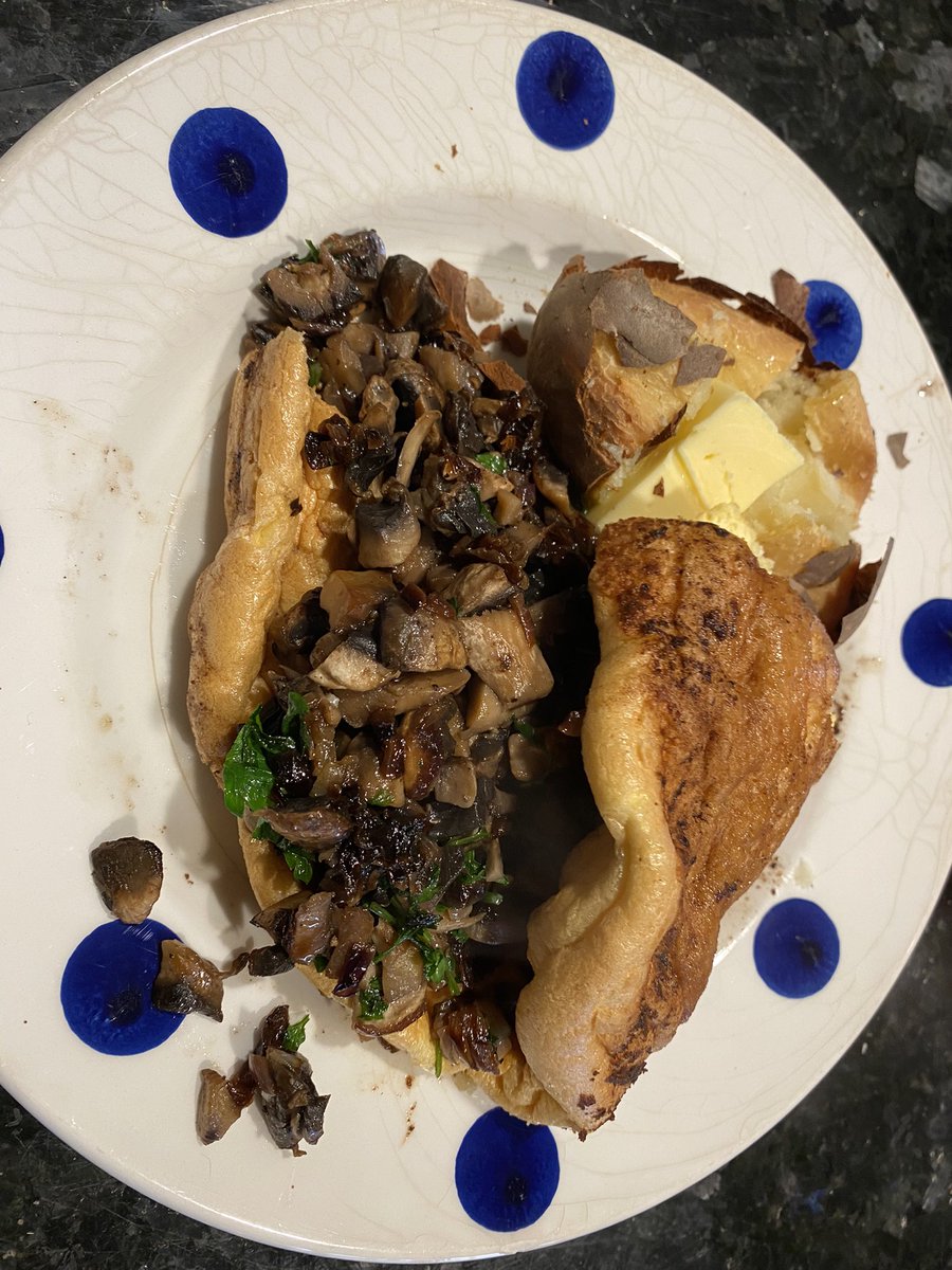 paulinedaniels's tweet photo. From my kitchen tonight.!!#paulineskitchen A soufflé Omelette.! With Mushrooms and parsley from my garden.!! #sundaynightsupper https://t.co/4TGvLKLmlz