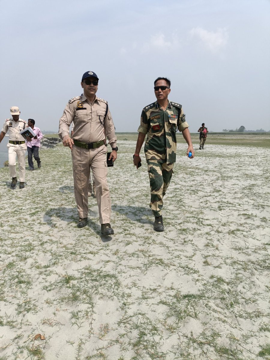 Keeping our borders secure! Joint area domination conducted by SP Dhubri and personnel of @Dhubri_Police along with BSF personnel close to the International Indo- Bangladesh border ! @assampolice @DGPAssamPolice @gpsinghips @HardiSpeaks