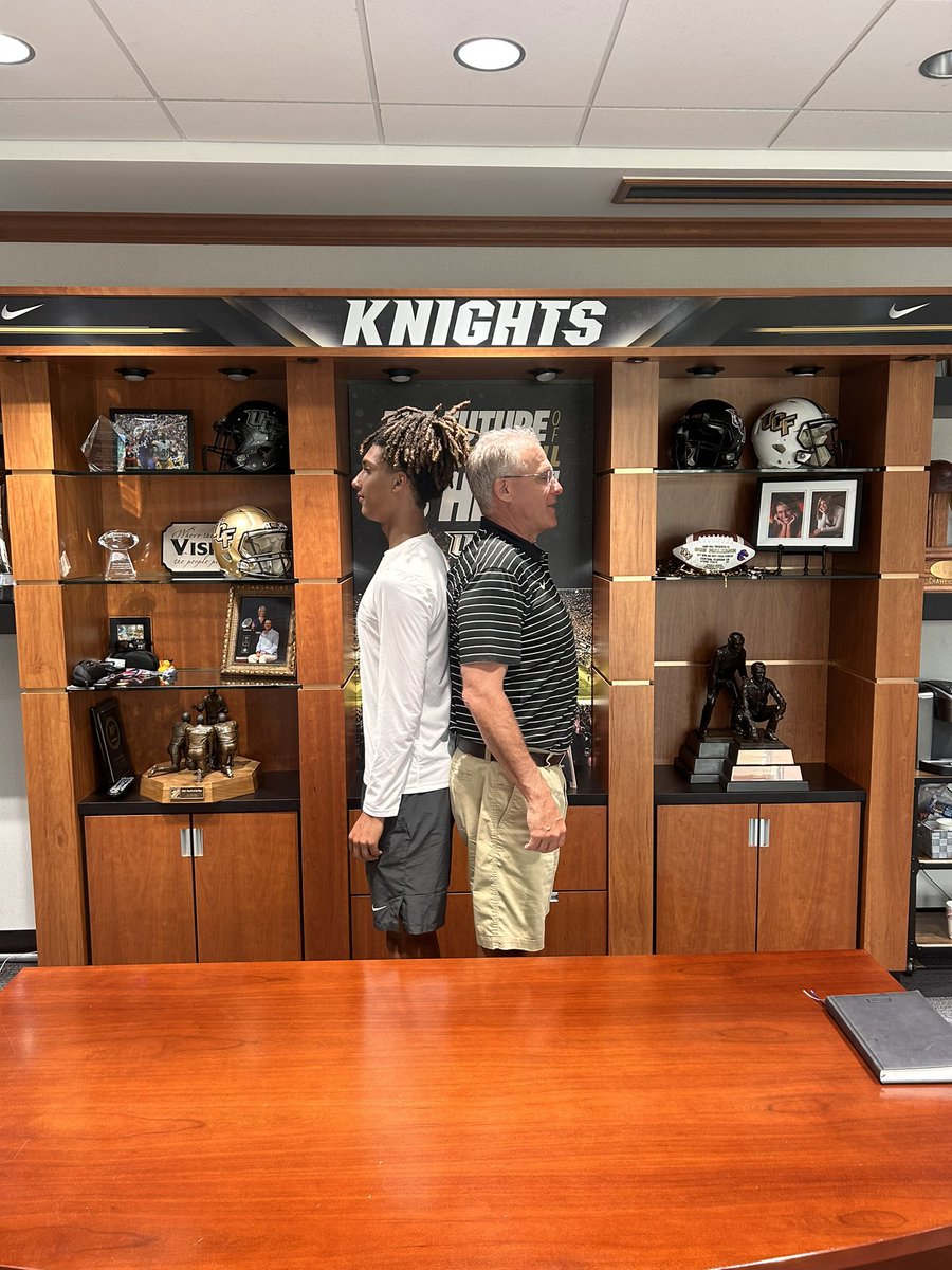 Always love being at the hometown spot! #ChargeOn⚔️ Who’s taller?@CoachGusMalzahn @CoachWilliams_7 @TrovonReed