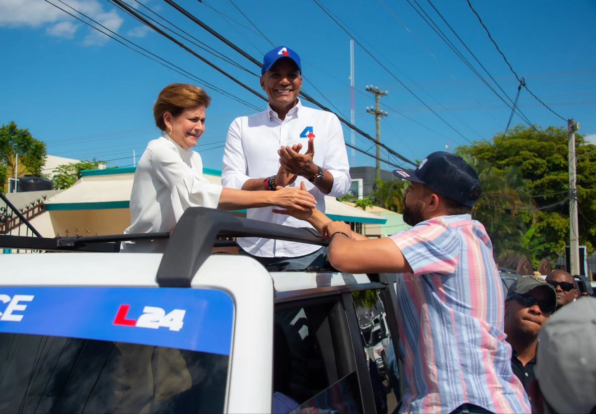 wegrullon's tweet photo. En las calles, estamos respaldando a nuestro presidente @luisabinader. En esta ocasión, también acompañamos a la vicepresidenta Raquel Peña, al candidato a Senador Carlos Gomez, a los diputados y al magistrado @EddyOlivares14. Fuimos testigos de un increíble respaldo por parte de los ciudadanos de la provincia Espaillat. 

#ATiempoCompleto 
#L24ATC 
#ElCambioSigue 

¡Vamos!