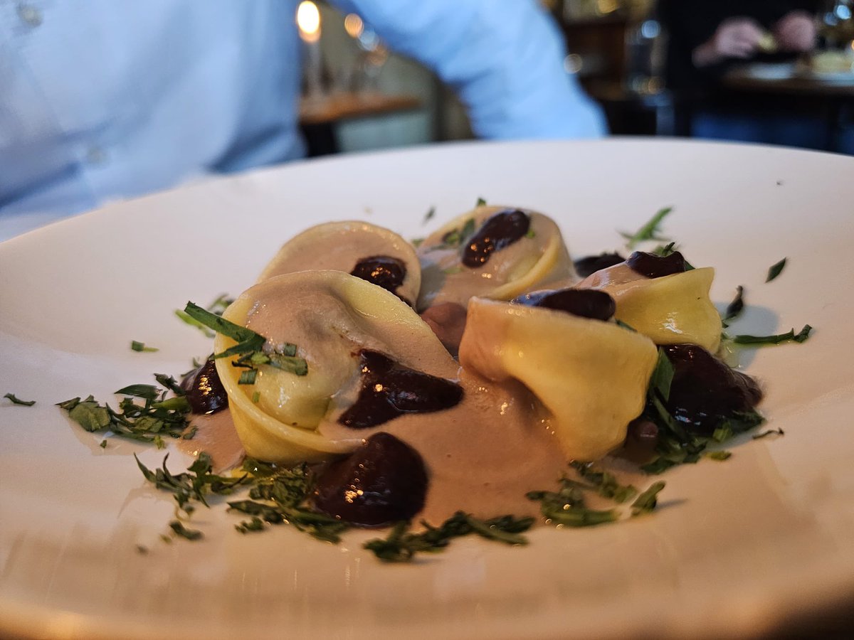 Gegeten in La Rana, een Spaans restaurant vlakbij station Hollands Spoor. Nooit opgemerkt, dankzij de bespreking van <a href="/joelbroekaert/">Joël Broekaert</a> in NRC weten we dat het bestaat. Verrassend eten, goede wijnen, fijne sfeer, aardige, hardwerkende, enthousiaste jongens.