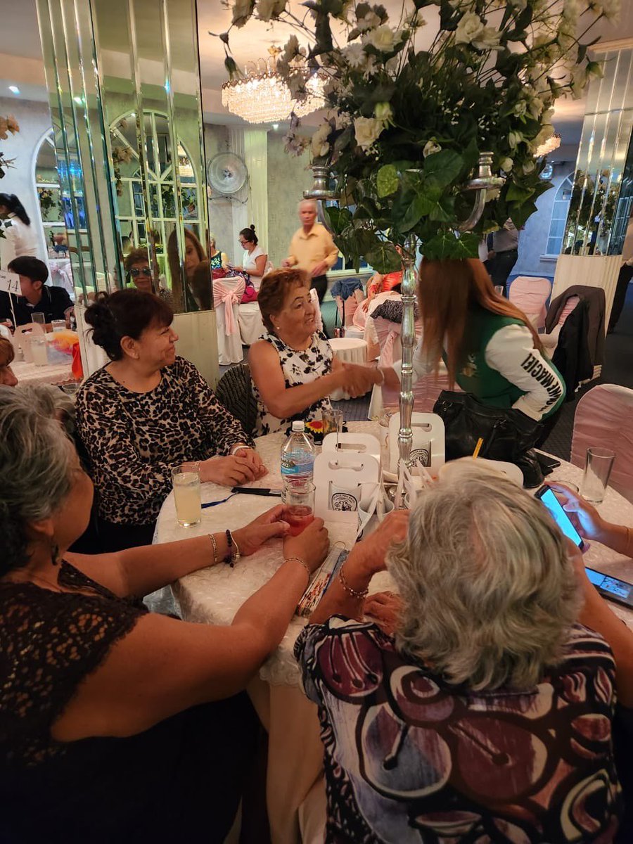 IvonneMacielF's tweet photo. Agradecida por la invitación al Tercer Aniversario del grupo Vecinos Pro-Salud de la tercera edad en Valle del Cerezo, Valle de Aragón 1ra Sección, Ciudad Nezahualcóyotl. ¡Felicidades por este logro y por muchos más! #ComunidadUnida #ConIvonneVa #MujeresQuePiensanEnGrande https://t.co/9ooQ66Lgdg
