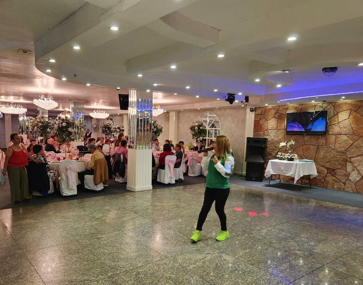 IvonneMacielF's tweet photo. Agradecida por la invitación al Tercer Aniversario del grupo Vecinos Pro-Salud de la tercera edad en Valle del Cerezo, Valle de Aragón 1ra Sección, Ciudad Nezahualcóyotl. ¡Felicidades por este logro y por muchos más! #ComunidadUnida #ConIvonneVa #MujeresQuePiensanEnGrande https://t.co/9ooQ66Lgdg