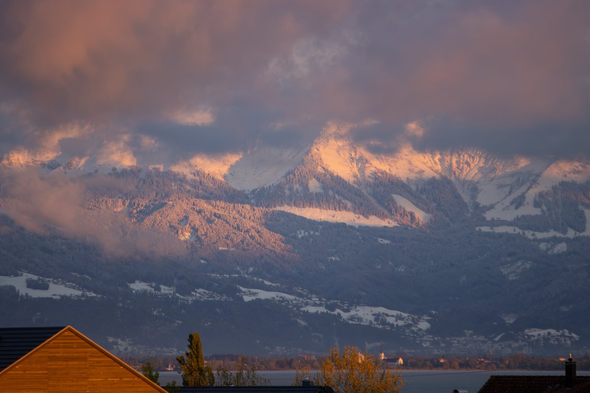 April-Winter Abendstimmung in #Nonnenhorn am #Bodensee. Blick vom bayerischen #Nordufer auf die Pfarrkirche St. Sebastian in #Hard und Teile des Firstmassivs in #Dornbirn. @Kachelmannwettr @meteoschweiz @Schwaebische