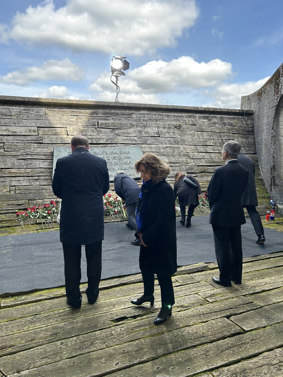 J’ai participé aujourd’hui à la cérémonie poignante à la mémoire des victimes du camp de #Jasenovacs : Serbes, Roms, Juifs et opposants croates persécutés et exterminés en ce lieu par le régime oustachi. #nejamaisoublier