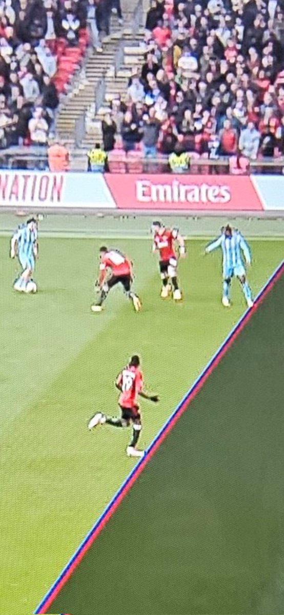 From a united fan I feel this decision was wrong and robbed Coventry. Look at the two frames. The one VAR used made it just so there was an offside. Using the other correct one would have been on #ManUtd #COVMUN #VAR #Offside