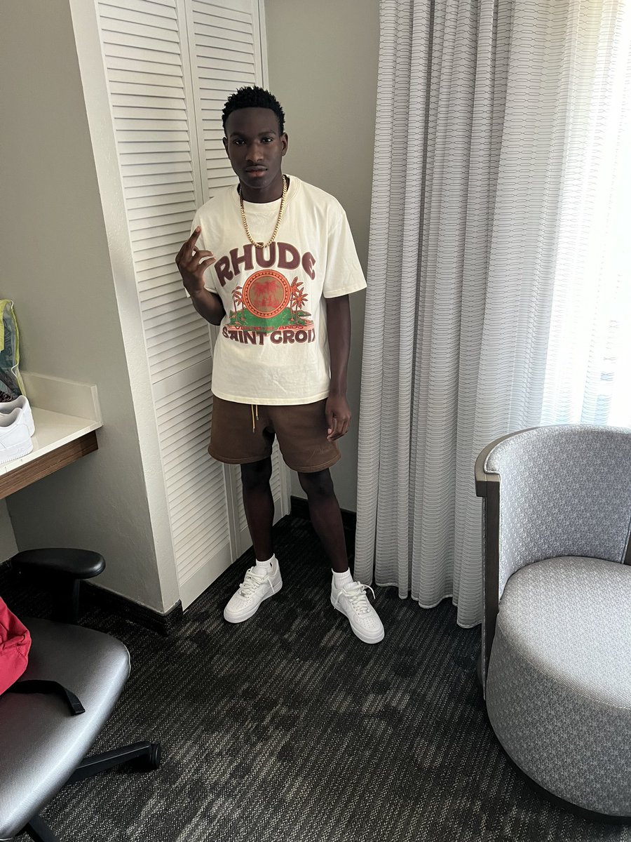 dogassmari's tweet photo. Keep Sht Peter #GradBash2k24 https://t.co/YPri4GQoVA