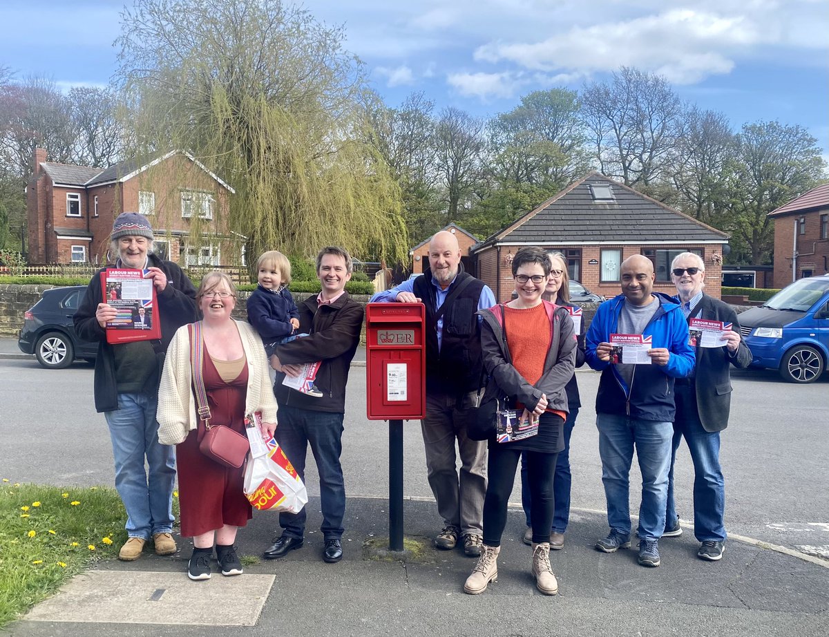 Thanks to this amazing team for joining me on the #labourdoorstep in Tingley this afternoon. If you live in Leeds South West and Morley and have a postal vote, make sure you return your ballot as soon as possible and remember to #VoteLabour 📮🌹