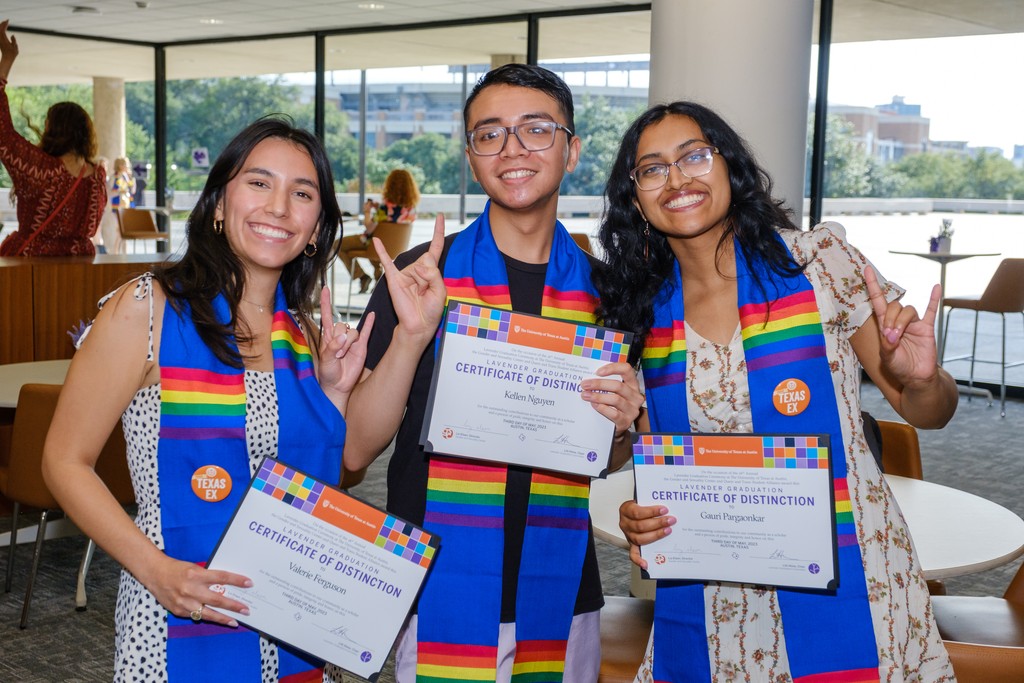 Time is almost up to RSVP to our upcoming grad celebrations. #UT24, we want to recognize you alongside your friends and family at the Alumni Center on May 8 or 9! RSVP now at texasexes.org/membership/gra…. 🎓