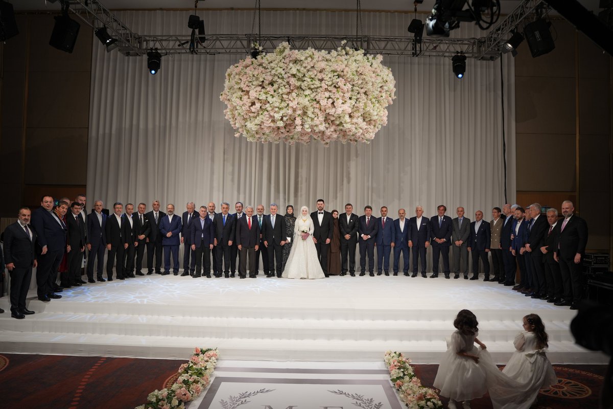 Gençlik ve Spor Bakanımız Sayın Osman Aşkın Bak’ın kızı Melike Nur ile Mehmet Fatih Şahin’in nikah akdine şahitlik ettik. Sayın Bakanımızı ve kıymetli ailelerini tebrik ediyor genç çifte iki cihân saadeti diliyorum. 💐