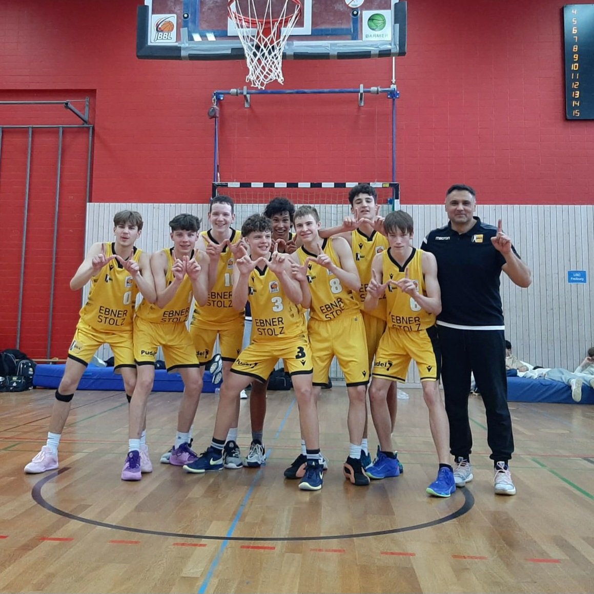 🏆✅️ | Als baden-württembergischer Champion losgefahren, als 𝐒ü𝐝𝐰𝐞𝐬𝐭-𝐄𝐫𝐬𝐭𝐞𝐫 in Koblenz ausgecheckt: Branko #Djurdjevic und das U16-Team sichern sich Siege gegen Kassel, Freiburg und Koblenz - und das Ticket für die Vorrunde im U16-Pokal. 

#turbofürtalente