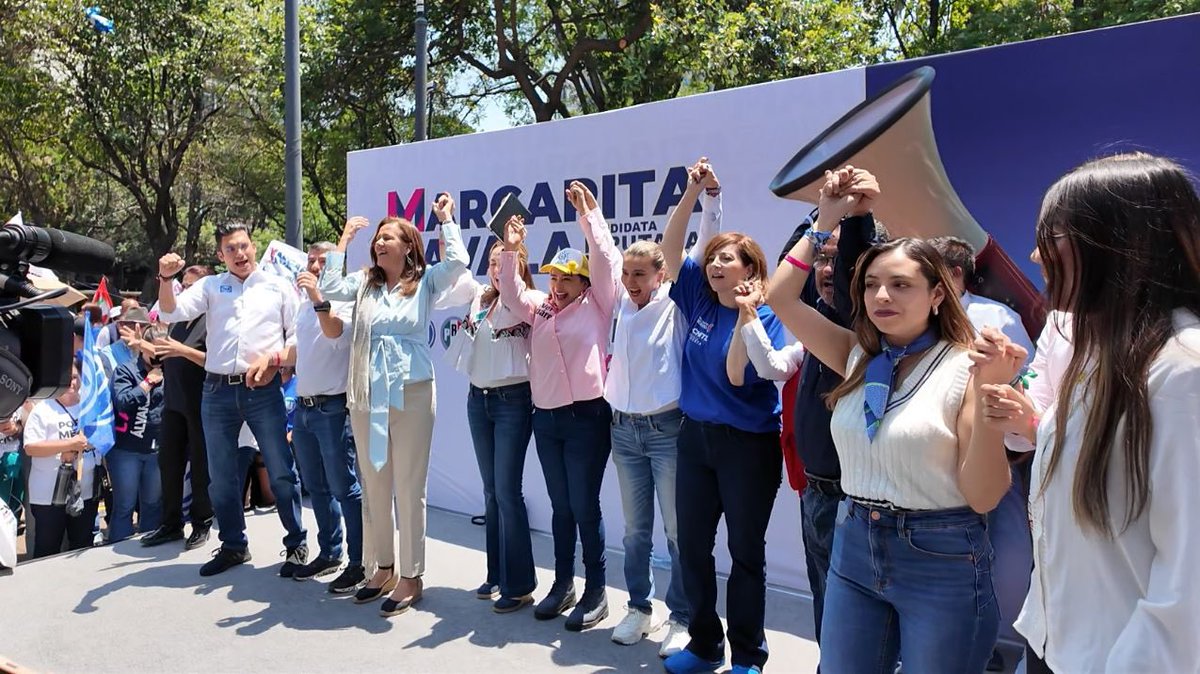 En el Parque Lincoln acompañaron a la próxima Diputada Federal @Mzavalagc, el Coordinador de las y los @diputadospan, @JorgeRoHe, la próxima Senadora @juarezveromex y nuestra próxima diputada local @gabysalido. Juntos seguiremos demostrando que #SíHayDeOtra 😎✌🏼