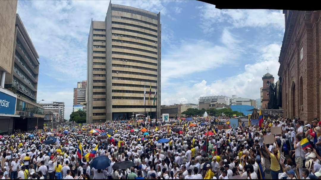 #Marcha21A la convocatoria de las marchas en Cali de la oposición sigue creciendo 🇨🇴🇨🇴🇨🇴🇨🇴🇨🇴💪🚨 #ULTIMAHORA 👏👏👏👏👏 Plazoleta de la Gobernación.