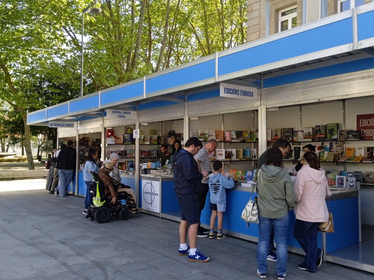 Así dá gusto! Despedimos a #feiradolibro de Ferrol despois de tres intensos días compartidos cos milleiros de lectores e lectoras que acudiron ás nosas actividades e a visitar as casetas das librarías participantes.

Moitas grazas! 💙📘📘📘

#Atopaatúahistoria