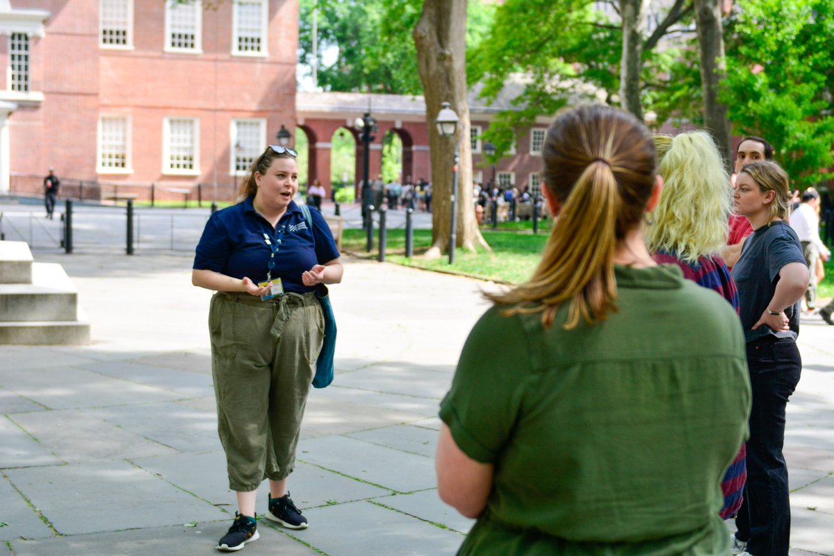 Take a walk around Revolutionary @OldCityDistrict with a guided walking tour! With stops to @CarpentersHall, @INDEPENDENCENHP, and more, join a Museum educator to explore the experiences of everyday people in the Revolutionary era. 🚶: bit.ly/3Q2VLBm