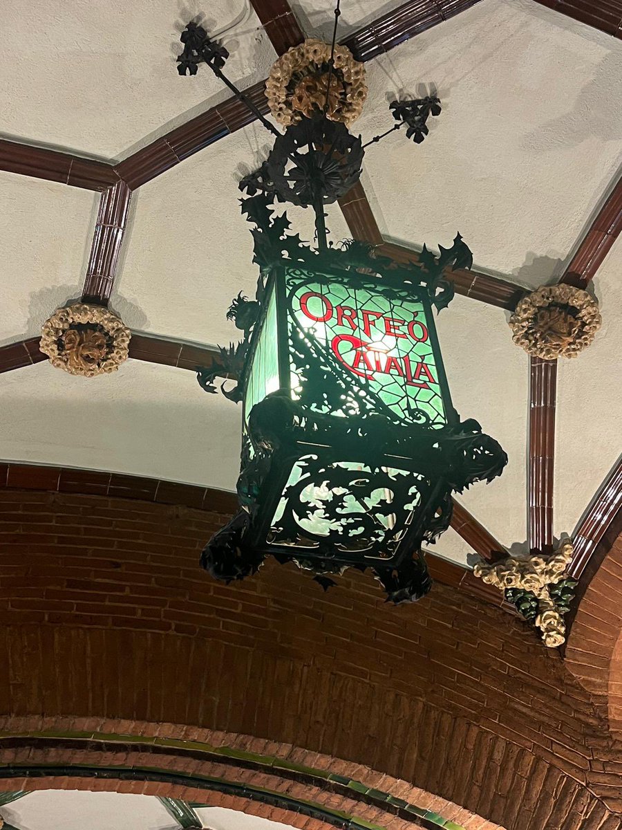 albertcastellsv's tweet photo. Magnífica actuació de l'@OrfeoVigata, la @coralescriny i l'@Orfeo_Catala al @palaumusicacat en el concert de commemoració del bicentenari del naixement de Josep Anselm Clavé. Enhorabona! https://t.co/hLbJ78QiqM