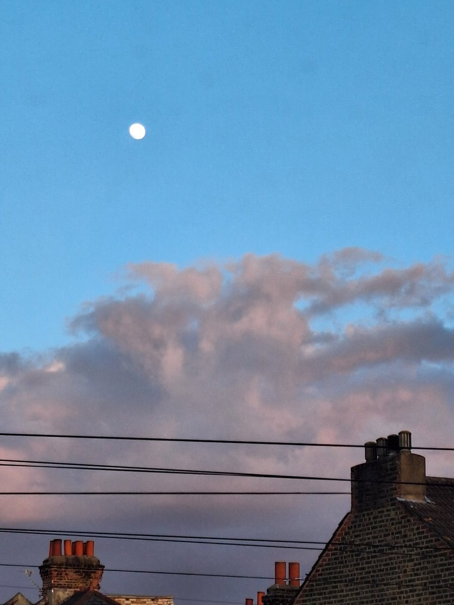 #tooting #Rasta #cycleclub 

#moon over tooting 

#peace and #love 
❤️💛💚