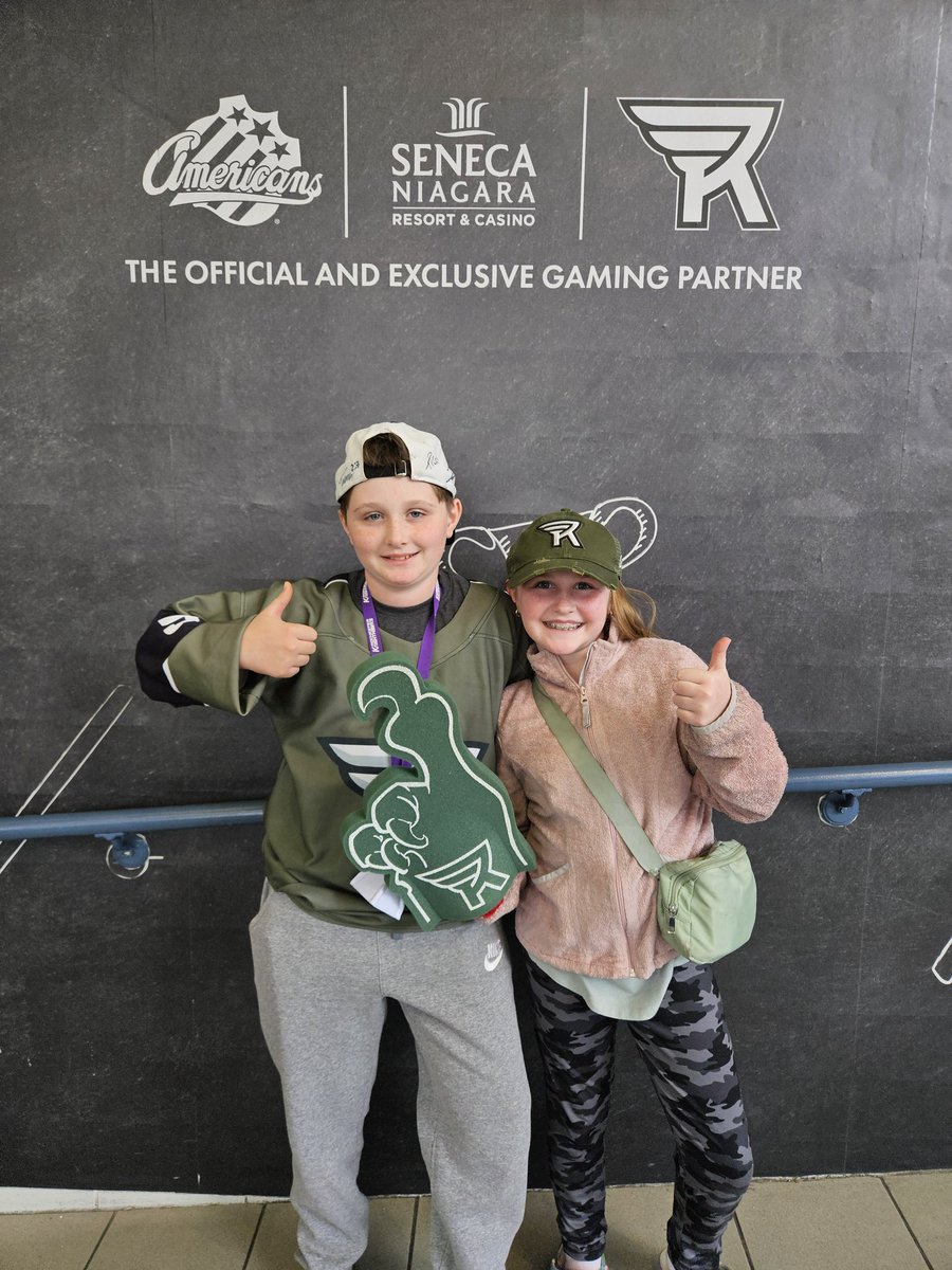 Mindysullivan44's tweet photo. #senecaselfiewall #rochesterknighthawks https://t.co/hWNcErKkfB