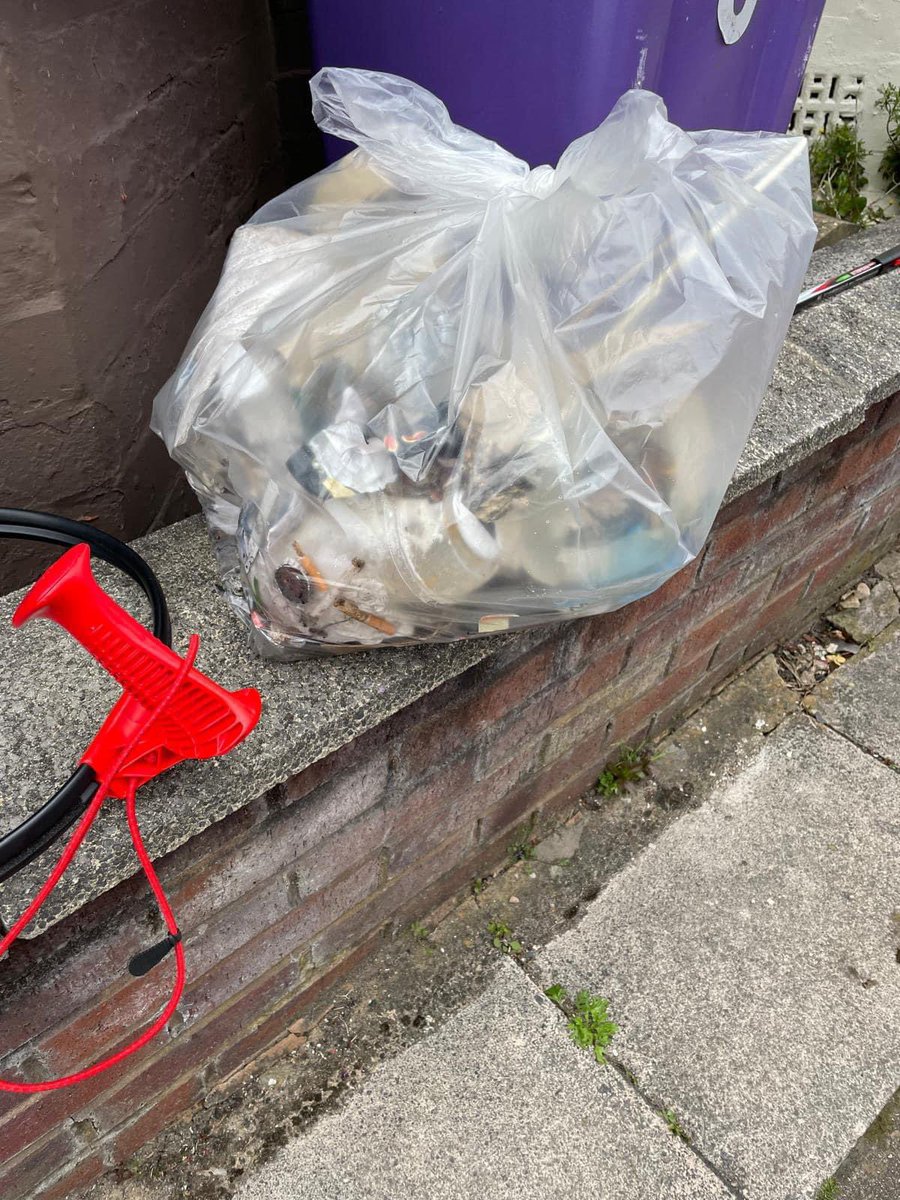 Despite yesterdays Garmoyle Glitters around Garmoyle Rd and Smithdown Rd Kay and Sarah still collected these 

2 bags of litter 

The relentless fight against litter carry’s on …

#pennylanewombles #litterpicking #sustainable #gogreen #savetheplanet #beatles #pennylane