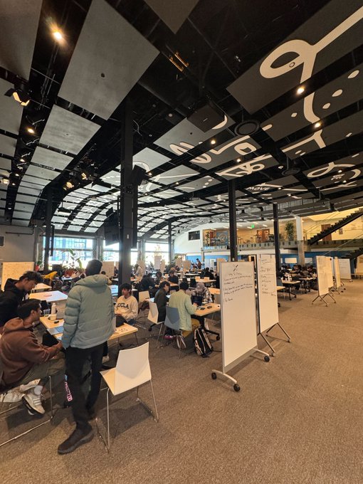 𝕏 Developer Challenge Update:  Final hour before demos &amp; presentations! 🚨 https://t.co/rsOAkEikCl