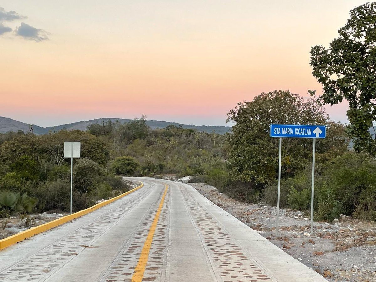 DEELAYUUK's tweet photo. El Presidente Andrés Manuel López Obrador (@lopezobrador_) construye una nueva geografía caminera en las regiones indígenas del país, las regiones de refugio como decía el antropólogo Aguirre Beltrán, porque ahí se fueron a refugiar nuestros antepasados en los tiempos de la invasión.

Con el sudor y esfuerzo de nuestros pueblos, avanzamos en la construcción de los caminos artesanales en la región del Gran Nayar en la Sierra Madre Occidental, en la Montaña de Guerrero y en las serranías del Oaxaca profundo. 

Un esfuerzo inédito en la historia de México, que ha devuelto a nuestros pueblos la confianza y la esperanza hacia un futuro con justicia y dignidad.
