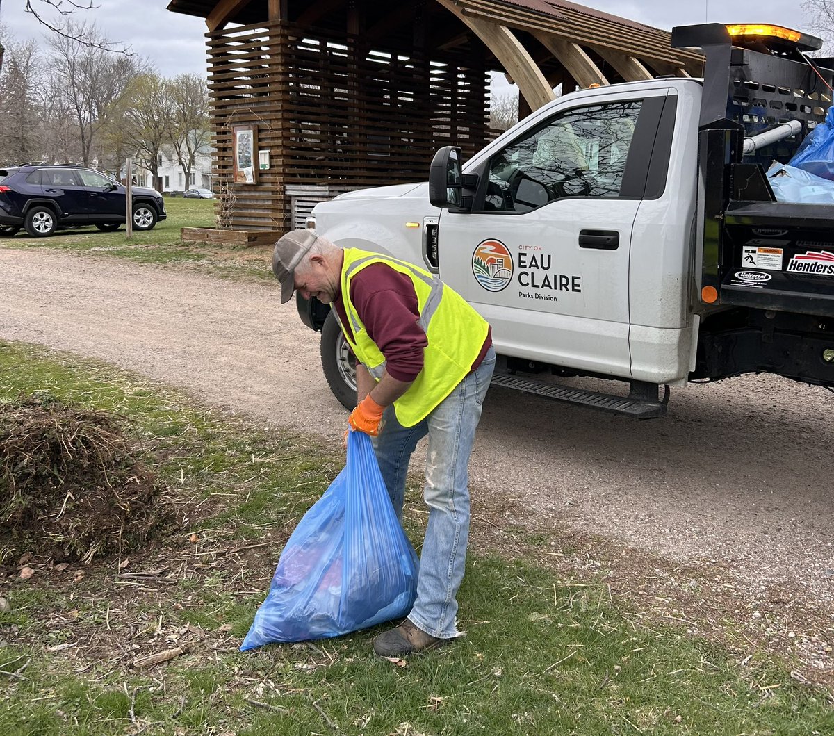 Eau Claire, WI rocks! Yesterday, 1,500 people came out for the Amazing Eau Claire Clean Up! Collecting trash, planting flower beds, giving our community love. Thank you everyone who made it out and to the City of Eau Claire staff like Brian who supported the cleanup effort!