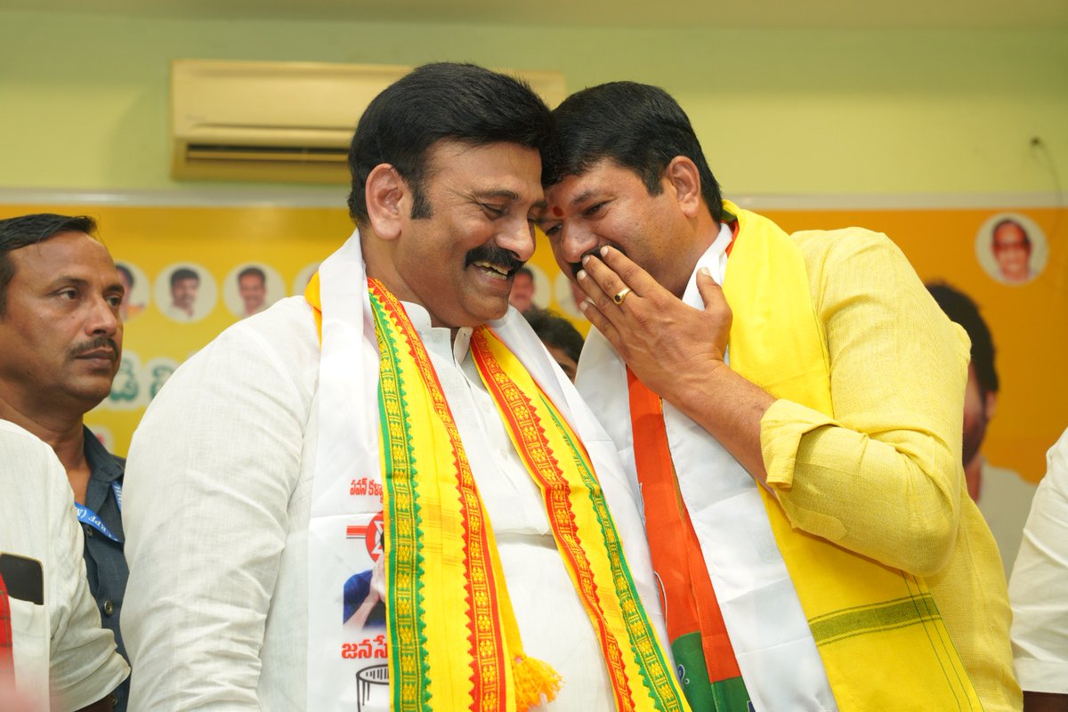 KRVarma_'s tweet photo. ఉండి నియోజకవర్గంలో జరిగిన బీజేపీ... టీడీపీ మరియు జనసేన పార్టీల కార్యకర్తల ఆత్మీయ సమావేశం లో పాల్గొన్న రఘురామ.... 

తెలుగుదేశం పార్టీ పార్లమెంటరీ అధ్యక్షులు మంతెన రామరాజు..... టీడీపి నాయకులు మర���యు కార్యకర్తలు...
#RRRforTDP
#RRRforUndi https://t.co/i0qLp5vqay