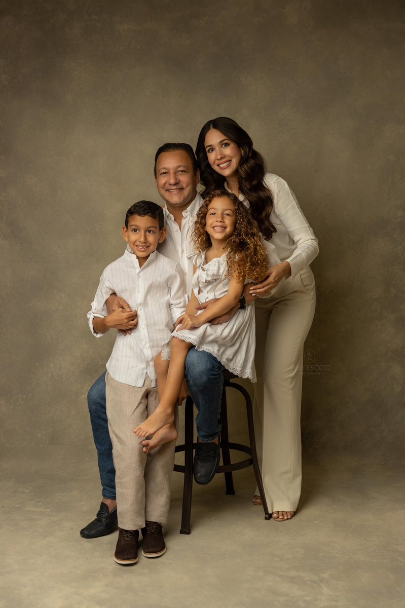 Hoy cumplo otro año de vida. 

Estoy muy agradecido a Dios por todas las personas que están conmigo en este camino, especialmente mi tesoro más preciado: mi familia. 

También agradezco a todos los que me enviaron mensajes en este día tan especial. No escatimaré esfuerzos para