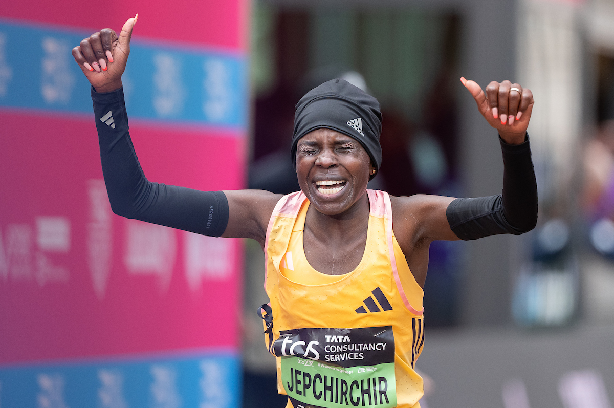 Update: For her win at the #LondonMarathon today, Peres Jepchirchir earned USD 280,000 in prize money and time bonuses. The next 3 women also earned USD 100,000 time bonuses for running sub-2:17. No men earned time bonuses (the table began at sub-2:04). 📷@londonmarathon