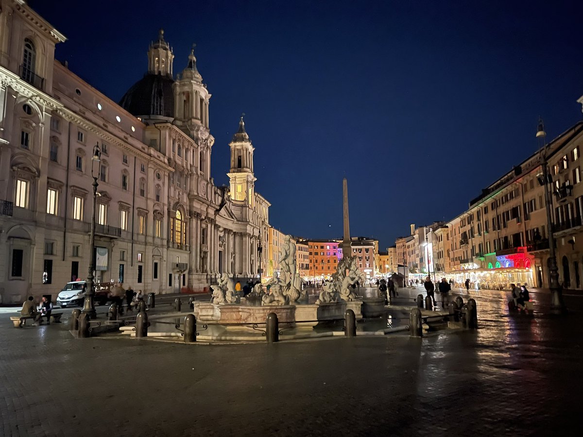 Una insolita piazza Navona… a luci pubbliche spente. 

#Roma #rome #NatalediRoma #21Aprile #birthday #piazzanavona #navonasquare