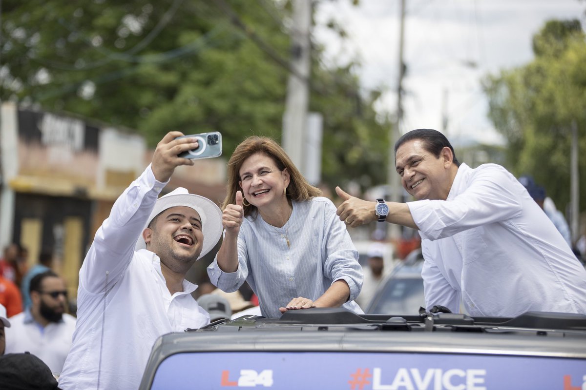 RaquelPenaVice's tweet photo. Saludando a quienes nos acompañaron este domingo en Licey al Medio, en las calles, desde sus casas, techos y vehículos. ¡Me llevo todas las muestras de afecto y mi compromiso de llevarle cada mensaje al presidente @LuisAbinader! #ElCambioSigue #LaVice https://t.co/2hM1pM8db2