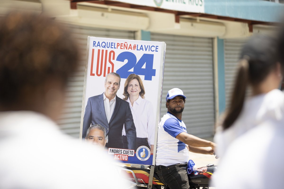 RaquelPenaVice's tweet photo. Saludando a quienes nos acompañaron este domingo en Licey al Medio, en las calles, desde sus casas, techos y vehículos. ¡Me llevo todas las muestras de afecto y mi compromiso de llevarle cada mensaje al presidente @LuisAbinader! #ElCambioSigue #LaVice https://t.co/2hM1pM8db2