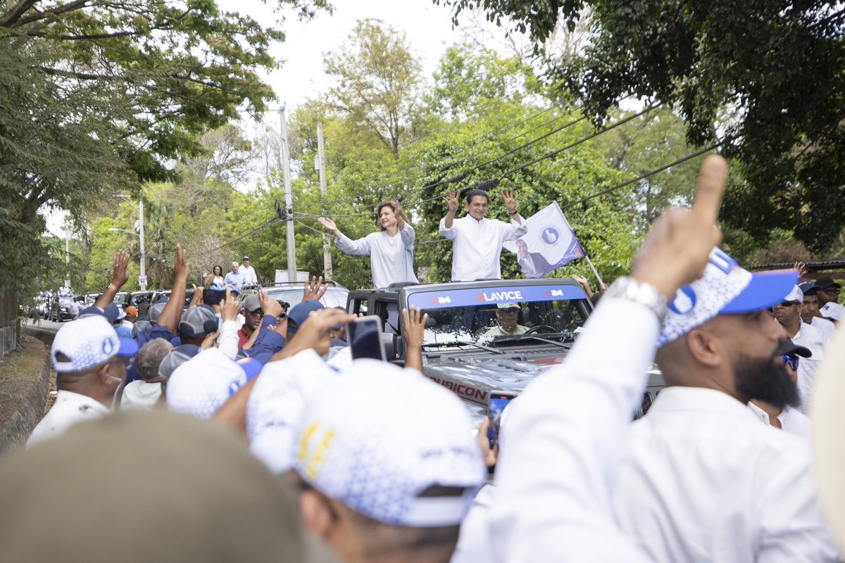 RaquelPenaVice's tweet photo. Saludando a quienes nos acompañaron este domingo en Licey al Medio, en las calles, desde sus casas, techos y vehículos. ¡Me llevo todas las muestras de afecto y mi compromiso de llevarle cada mensaje al presidente @LuisAbinader! #ElCambioSigue #LaVice https://t.co/2hM1pM8db2