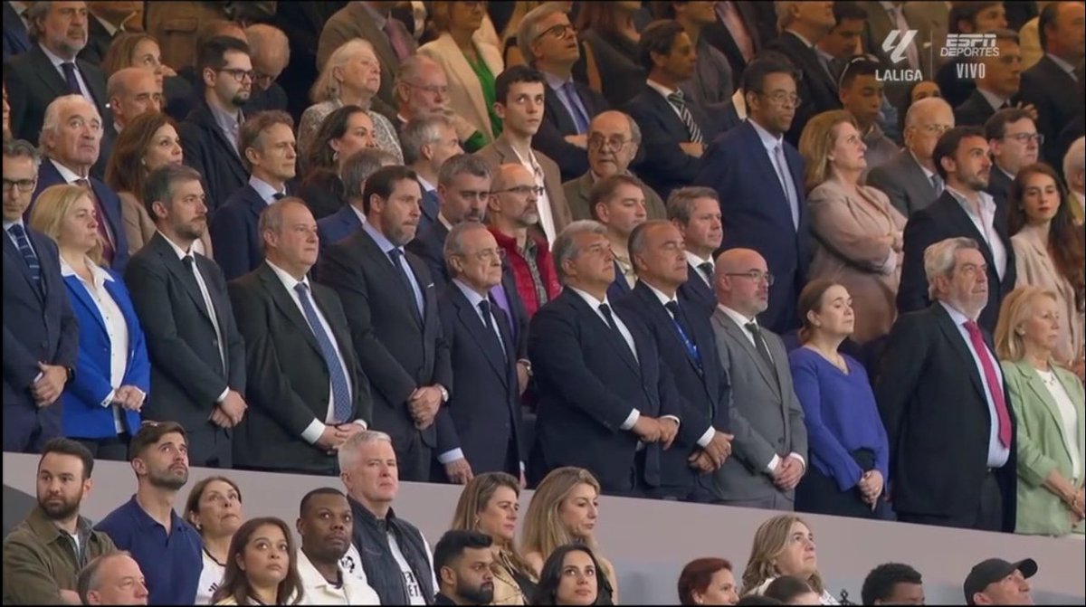 FonsiLoaiza's tweet photo. Los ministros de las concesiones a ACS en Transportes (Óscar Puente) e Industria (Jordi Hereu) junto a Florentino Pérez hoy en el palco del Bernabéu. El capo del régimen. https://t.co/MXtA34G4ln