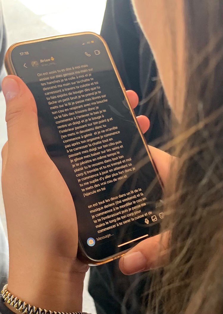 _IDVL's tweet photo. Ptdrrr j'suis ds les transports et tema la meuf devant moi elle reçoit quoi 🤣🤣 https://t.co/Wkyf8cA5YY