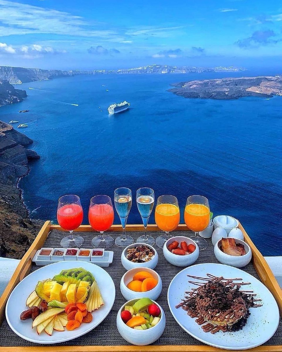 The 11 best breakfast view you haven’t seen before - a thread🧵👇

1. Santorini, Greece 🇬🇷