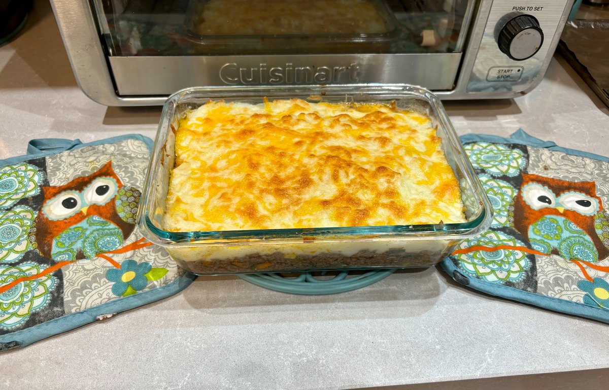 Delicious Cottage Pie! It’s Bison meat 🦬 and veggies covered with smashed potatoes and yuca with a variety of Mexican cheeses 😋😋😋 🍷😎☀️😎 enjoy a great Sunday!! 🎶🏝️🏴‍☠️⚔️👍🏻