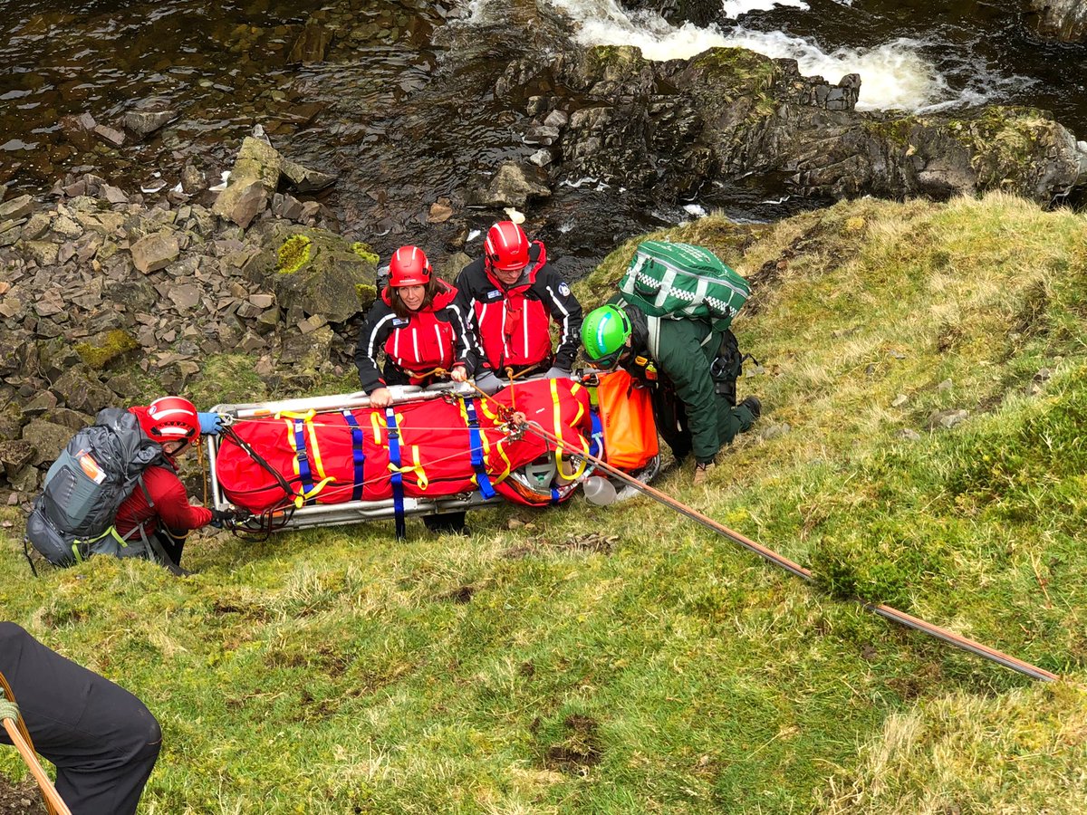 scotfire_DG's tweet photo. MOFFAT are stationed right next door to the @MoffatMRT  &amp; along with @PSOSDandG &amp; @Scotambservice SORT, we joined their exercise at  Grey Mare's Tail to rescue "casualties".

This was a great opportunity to build good working relationships &amp; put the theory into practise. 🚒 https://t.co/nGNbNyaYY2
