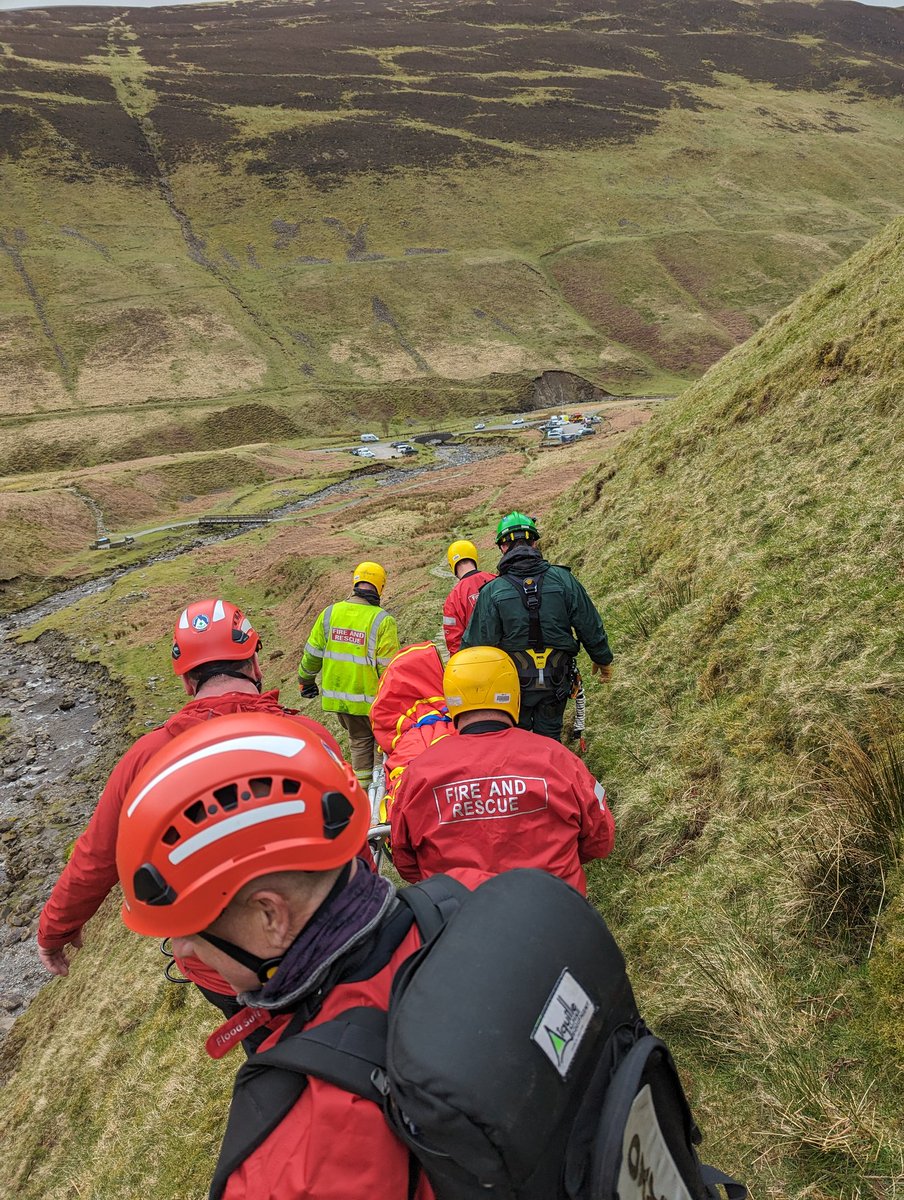 scotfire_DG's tweet photo. MOFFAT are stationed right next door to the @MoffatMRT  &amp; along with @PSOSDandG &amp; @Scotambservice SORT, we joined their exercise at  Grey Mare's Tail to rescue "casualties".

This was a great opportunity to build good working relationships &amp; put the theory into practise. 🚒 https://t.co/nGNbNyaYY2