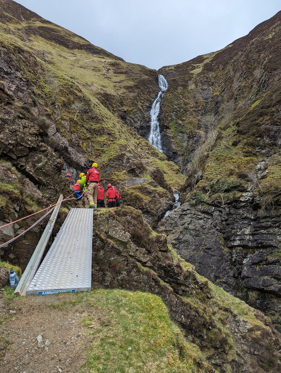 scotfire_DG's tweet photo. MOFFAT are stationed right next door to the @MoffatMRT  &amp; along with @PSOSDandG &amp; @Scotambservice SORT, we joined their exercise at  Grey Mare's Tail to rescue "casualties".

This was a great opportunity to build good working relationships &amp; put the theory into practise. 🚒 https://t.co/nGNbNyaYY2