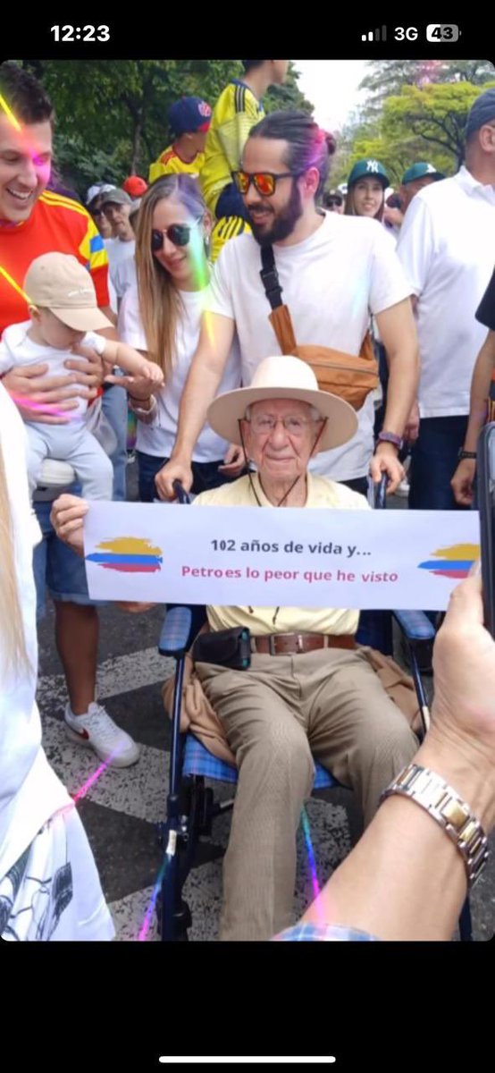102 Años de Vida y Petro es lo peor que he visto….. dice este marchante palabras mayores. 
#Marcha21Abril #increible #ColombiaMarcha #Colombia #Medellin