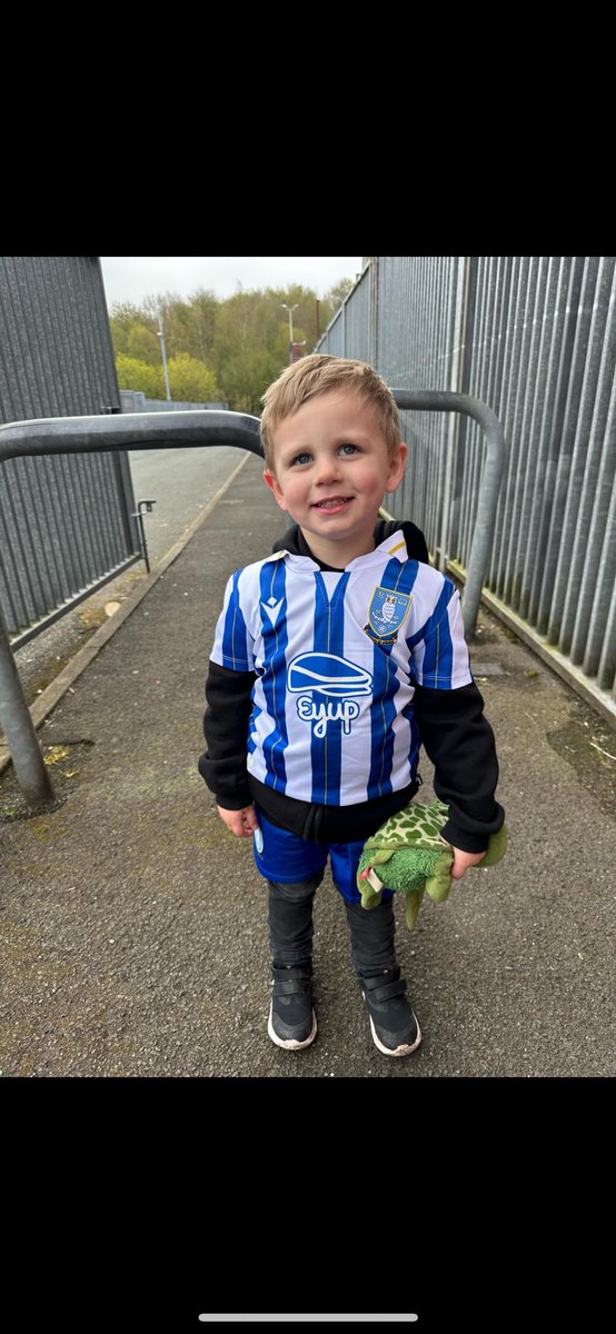My lad loved today. A long day for him with an early start, people crammed everywhere. It was loud for him in that away end. 3 years old and all he did was clap and smile 👏 💙💛

#swfc #WAWAW