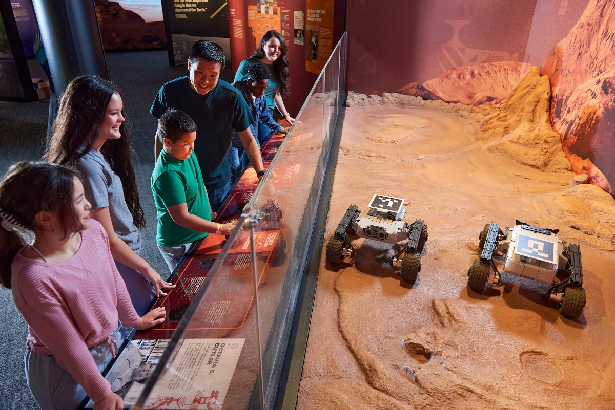 🔭 Join us on Thursday, April 25, for Mars: The Next Giant Leap Teen Night at @kaminsciencectr! See a demonstration on liquid nitrogen ice scream, craft a constellation jar and more. Register for free at carnegiesciencecenter.org/events/teen-ni… 📸 Photo: Becky Thurner