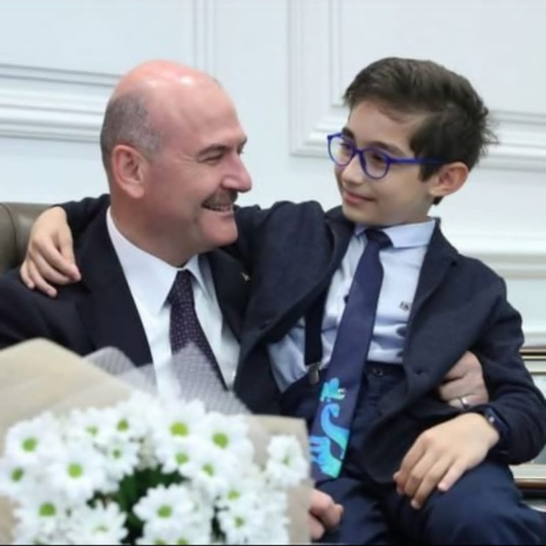 Süleyman Soylu şehid Hüseyin Gül'ün oğlu Talha'nın fotoğrafını senelerdir x hesabının profil resmi olarak kullanıyormuş... 👏👏👏