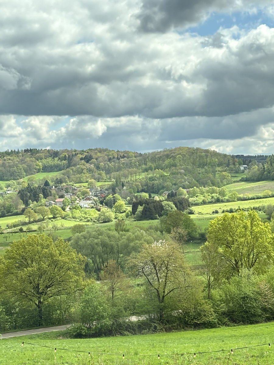 Ja, Zuid-Limburg is m a g n i f i e k
Kijk en geniet mee of tweet zelf een foto, de mooiste foto’s delen we hier, op Insta, FB &amp; Threads
1) Maak een foto (dorp, natuur, kasteel);
2) Vermeld de locatie en @MagnifiekZL
3) Post de foto;
4) Wij delen de mooiste foto’s, RT mag 👍😀