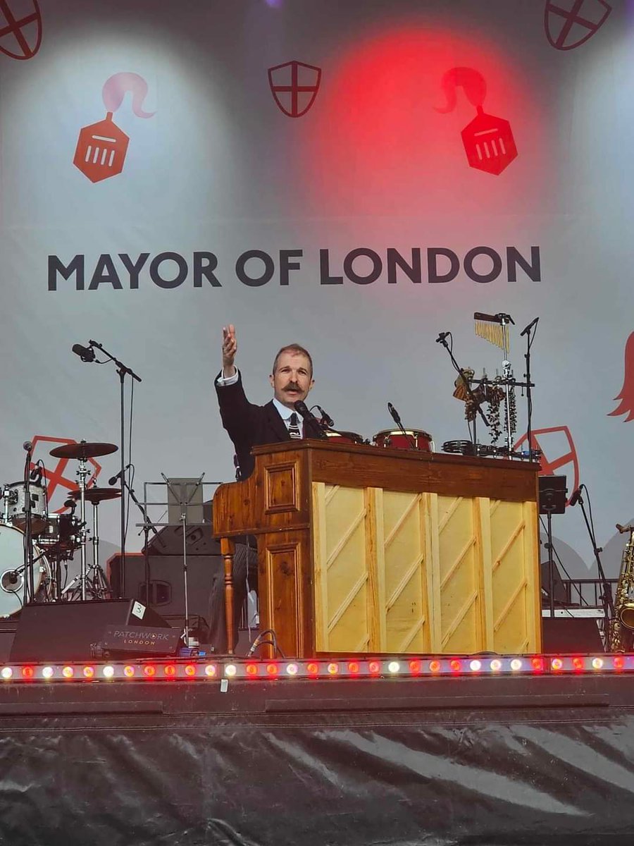 St. George's Day in Trafalgar Square.
Hosted by @harleymoonkemp, who also performed.
St. George, the dragon, Pearly Kings and Queens, Morris Dancers, a Maypole and a proper old knees-up led by @tomcarradine
#StGeorgesDay #TrafalgarSquare #London #Marathon